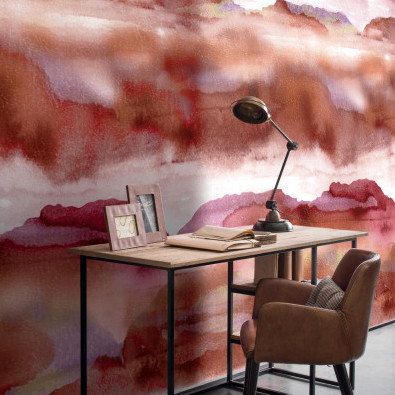 Stijlvol thuiswerkhoekje met Casamance Iron2 behang in warme rood- en roze tinten.