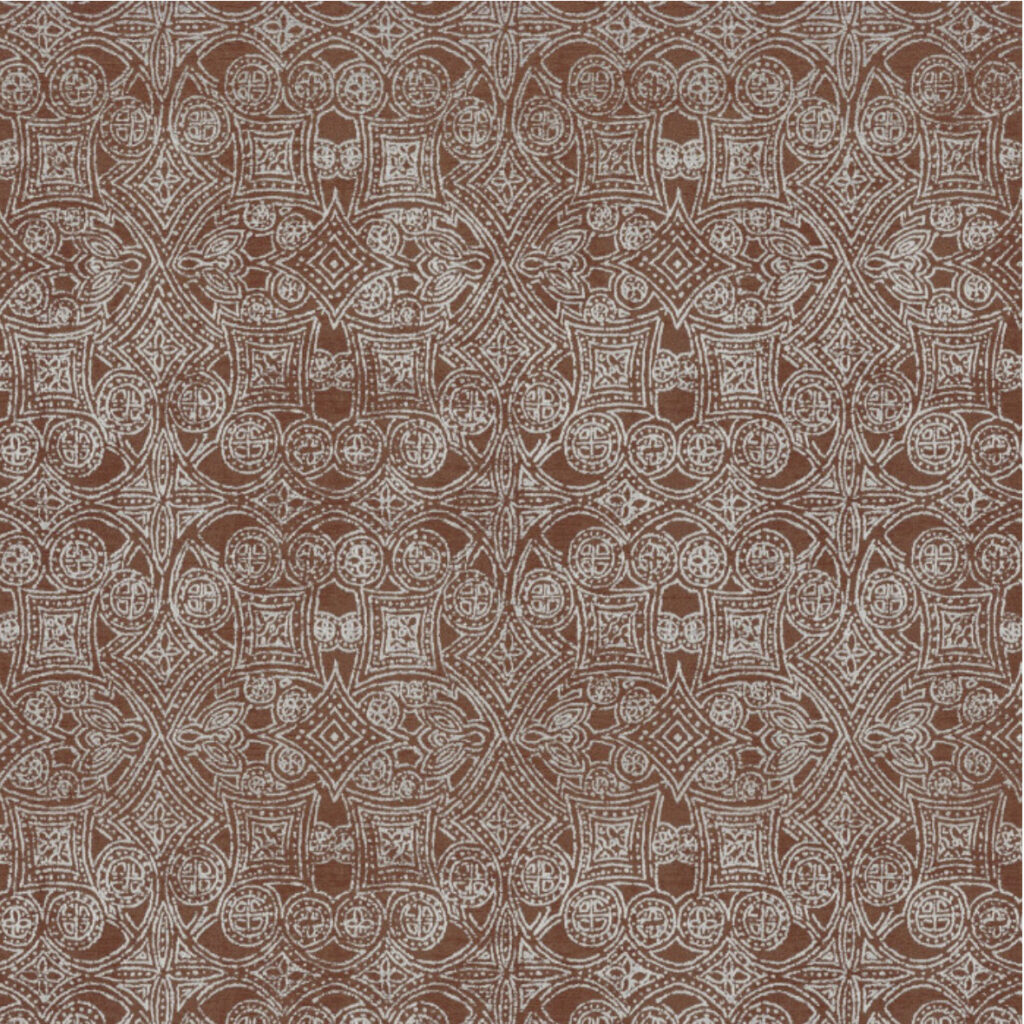 Decoratief Casamance Jali 74420336 behang met een wit geometrisch patroon op een warme roodbruine achtergrond.