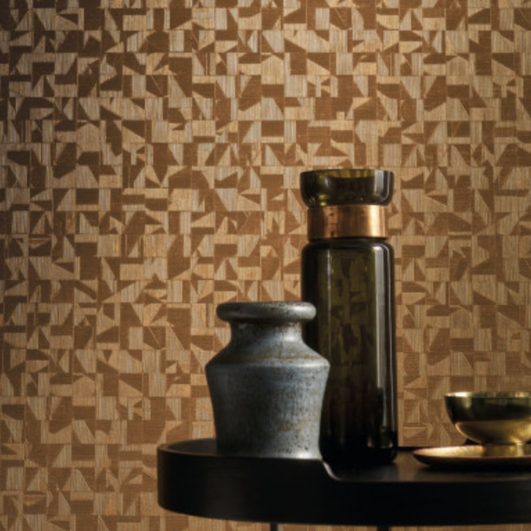 Detailopname van Casamance Tiznit-behang met geometrisch patroon in bruintinten en decoratieve vazen op een zwart bijzettafeltje.