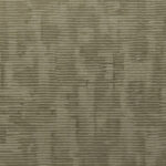 Alt-tekst: Close-up van het groene tapijtpatroon 'ca54' met horizontale strepen en een organisch, abstract design.