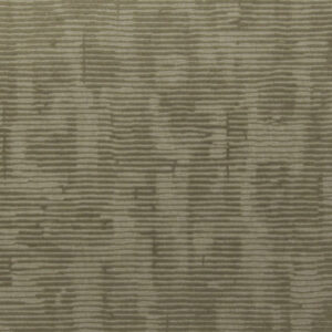 Alt-tekst: Close-up van het groene tapijtpatroon 'ca54' met horizontale strepen en een organisch, abstract design.