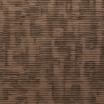 Bruin textiel met horizontaal gestreept patroon met een onregelmatige, organische structuur.