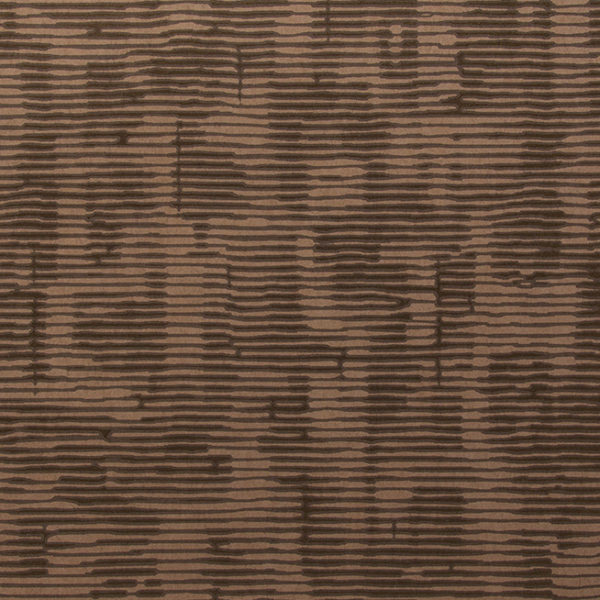 Bruin textiel met horizontaal gestreept patroon met een onregelmatige, organische structuur.
