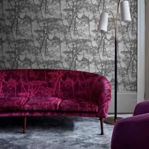 Paarse bank en moderne lamp voor behang met Cow Parsley-patroon uit de Contemporary Collection van Cole & Son.
