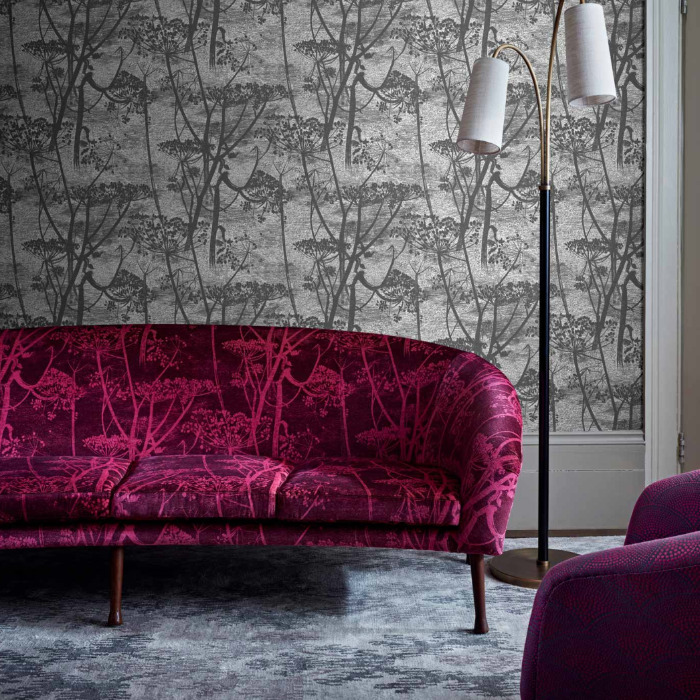 Paarse bank en moderne lamp voor behang met Cow Parsley-patroon uit de Contemporary Collection van Cole & Son.