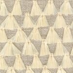Detail van de Elitis Baleares Finca LZ 897 04 stof met beige raffia kwastjes op een grof geweven ondergrond.