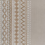 Gedetailleerd borduurpatroon op beige textiel in Elitis Baleares Menorca LZ 899 03 stijl.
