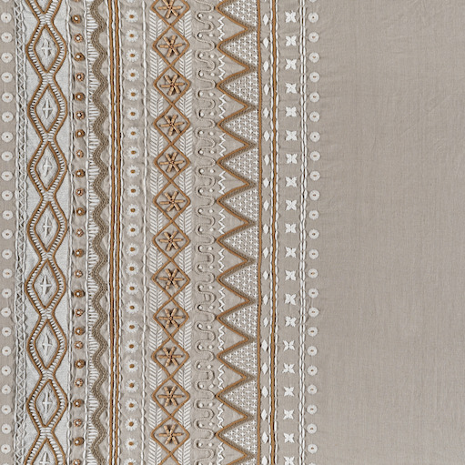 Gedetailleerd borduurpatroon op beige textiel in Elitis Baleares Menorca LZ 899 03 stijl.
