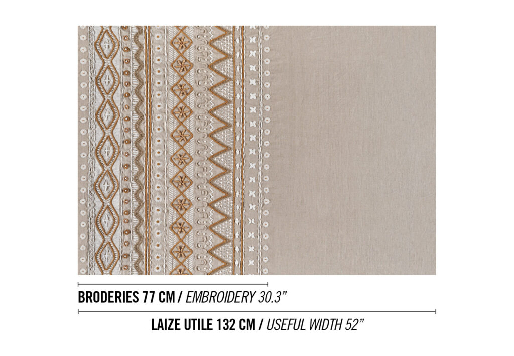 Beige stof Elitis Baleares Menorca LZ 899 03 met geborduurd patroon in aardetinten over 77 cm van de totale breedte van 132 cm.