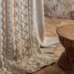 Linnen Elitis Baleares Menorca LZ 899 03 stof met decoratief borduursel in een rustieke interieursetting.