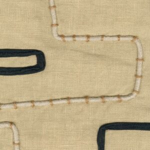Detail van de Elitis Baleares Pacha LZ 901 02 stof met opgenaaide lussen in zwart en beige op een grof geweven linnen achtergrond.