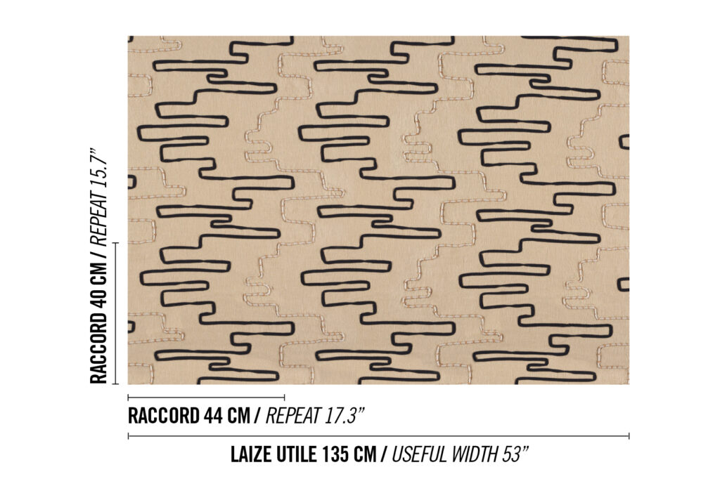 Beige textiel met het Elitis Baleares Pacha LZ 901 02 patroon van zwarte, abstracte lijnen en stikselaccenten.