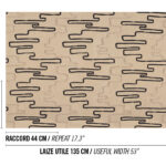 Beige textiel met het Elitis Baleares Pacha LZ 901 02 patroon van zwarte, abstracte lijnen en stikselaccenten.
