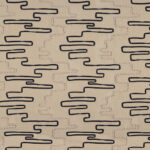 Textielpatroon Elitis Baleares Pacha LZ 901 02 met abstracte zwarte lijnen en subtiele stikdetails op een beige achtergrond.