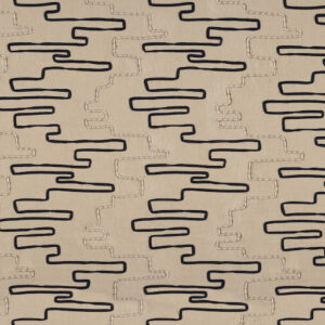 Textielpatroon Elitis Baleares Pacha LZ 901 02 met abstracte zwarte lijnen en subtiele stikdetails op een beige achtergrond.
