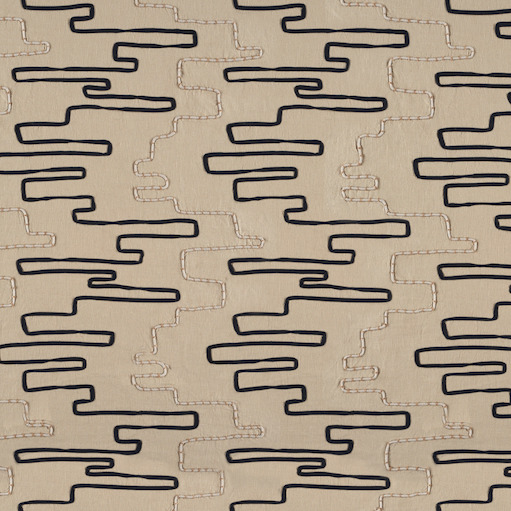 Textielpatroon Elitis Baleares Pacha LZ 901 02 met abstracte zwarte lijnen en subtiele stikdetails op een beige achtergrond.