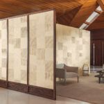Moderne woonkamer met Elitis Hanji Koshi RM 1060 03 behang in een geometrisch patroon op schuifpanelen en muren.