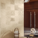 Sfeervolle interieurhoek met Elitis behang Hanji Koshi RM 1060 03 in beige tinten met grafische patronen.