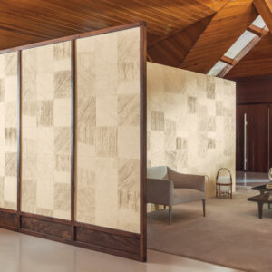 Moderne woonkamer met Elitis Hanji Koshi RM 1060 03 behang in een geometrisch patroon op schuifpanelen en muren.