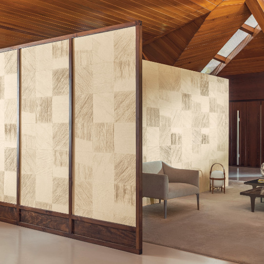 Moderne woonkamer met Elitis Hanji Koshi RM 1060 03 behang in een geometrisch patroon op schuifpanelen en muren.