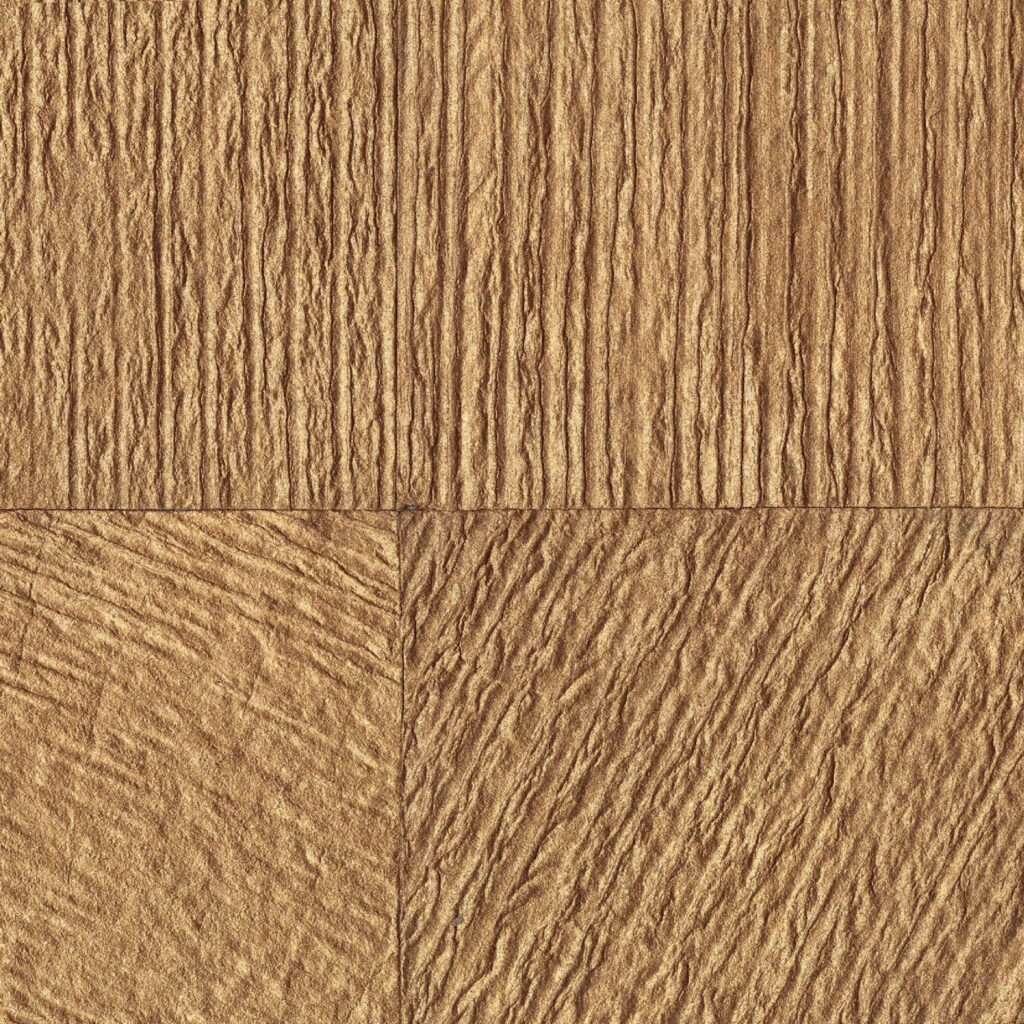 Close-up van Elitis behang uit de Hanji Koshi collectie in een goudbruine tint met een reliëf van verticale en diagonale lijnen.
