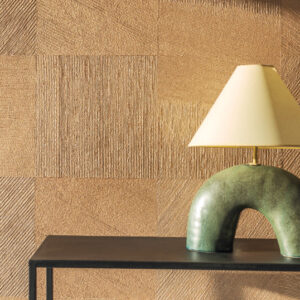 Moderne interieursetting met Elitis Hanji Koshi RM 1060 92 behang in geometrisch patroon, een zwarte tafel en een designlamp met groene keramische voet.