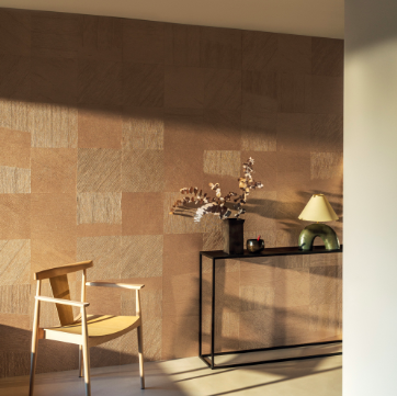 Moderne interieurhoek met Elitis Hanji Koshi RM 1060 92 behang, houten stoel en zwarte console met decoratieve accessoires.