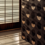 Sfeervolle interieurhoek met Elitis behang Hanji Toshima RM 1061 75 in een Japans geïnspireerde setting.