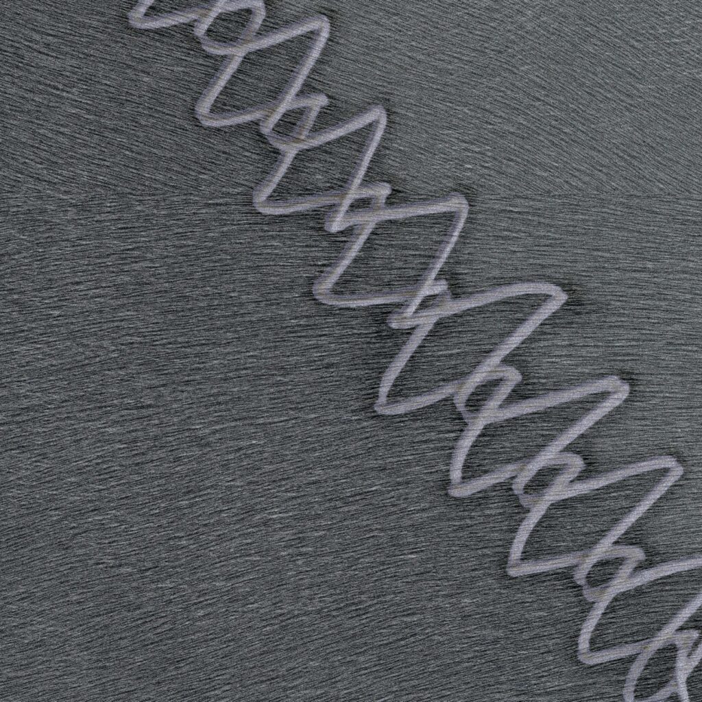 Grijs Elitis Sauvages Blasons behang met een diagonaal zigzagpatroon in reliëf.