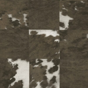 Patchwork behang uit de Elitis Sauvages collectie met een patroon van koeienhuid in bruin- en wittinten.
