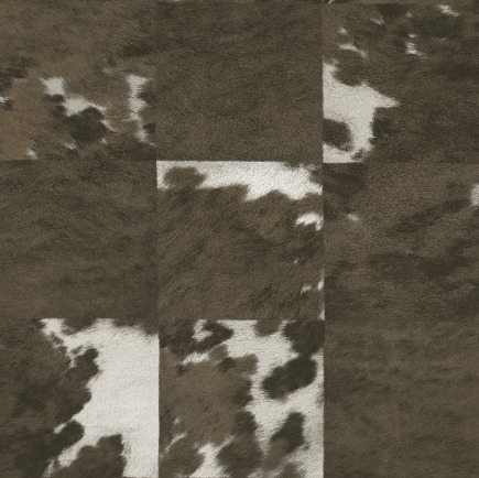 Patchwork behang uit de Elitis Sauvages collectie met een patroon van koeienhuid in bruin- en wittinten.