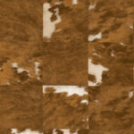 Behangpatroon Elitis Sauvages VP 629 06 met een patchwork van bruine en witte koeienhuidstructuur.