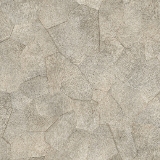 Behang met een patroon van ongelijke, dierenvacht-achtige vlakken in natuurlijke beige- en grijstinten uit de Elitis Sauvages collectie (VP 967 04).