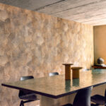 Moderne eetkamer met Elitis Sauvages VP 967 05 behang in aardetinten op de achterwand.