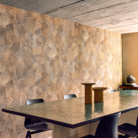 Moderne eetkamer met Elitis Sauvages VP 967 05 behang in aardetinten op de achterwand.
