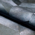 Detail van Elitis behang Sauvages VP 968 41 met een textuur van donkergrijs patchwork met leer- of vachtlook.