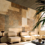 Modern interieur met Elitis Sauvages VP 970 01 behang in aardetinten en minimalistische, beige zitmeubels.