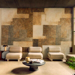Moderne zithoek met Elitis Sauvages VP 970 01 behang in aardetinten en minimalistische meubels.