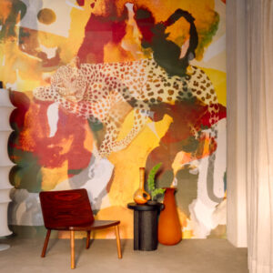 Kleurrijk Elitis Sauvages behang met luipaardprint als eyecatcher in een modern interieur.