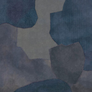Abstract patroon van Elitis-behang Sauvages VP 973 03 met onregelmatige vormen in grijs- en blauwtinten.