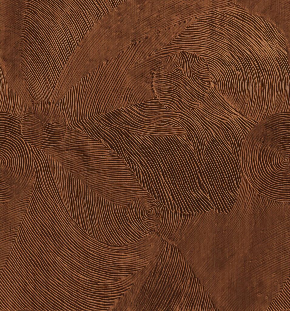 Close-up van Elitis Bois Sculpte Nuit Cinetique behang met een donkerbruin, gegraveerd houtreliëf en abstract patroon.
