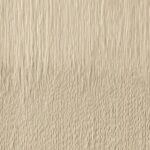 Beige Elitis Bois Sculpté Silva VP 940 01 wandbekleding met een reliëfstructuur van verticale lijnen en organische patronen.