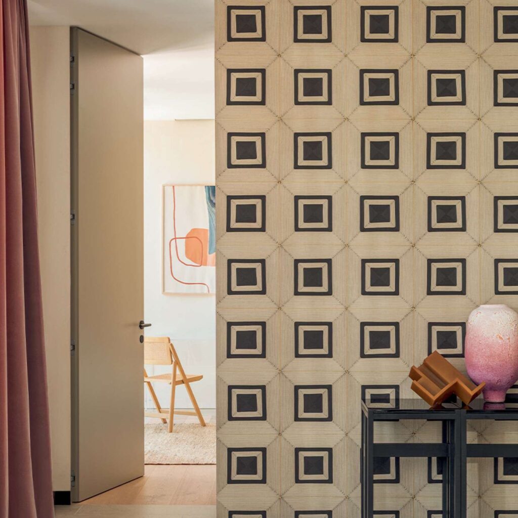 Decoratieve wand met geometrisch patroon uit de Elitis Cordes Sensibles collectie, ontworpen door Véronique de Soultrait.