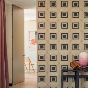 Decoratieve wand met geometrisch patroon uit de Elitis Cordes Sensibles collectie, ontworpen door Véronique de Soultrait.