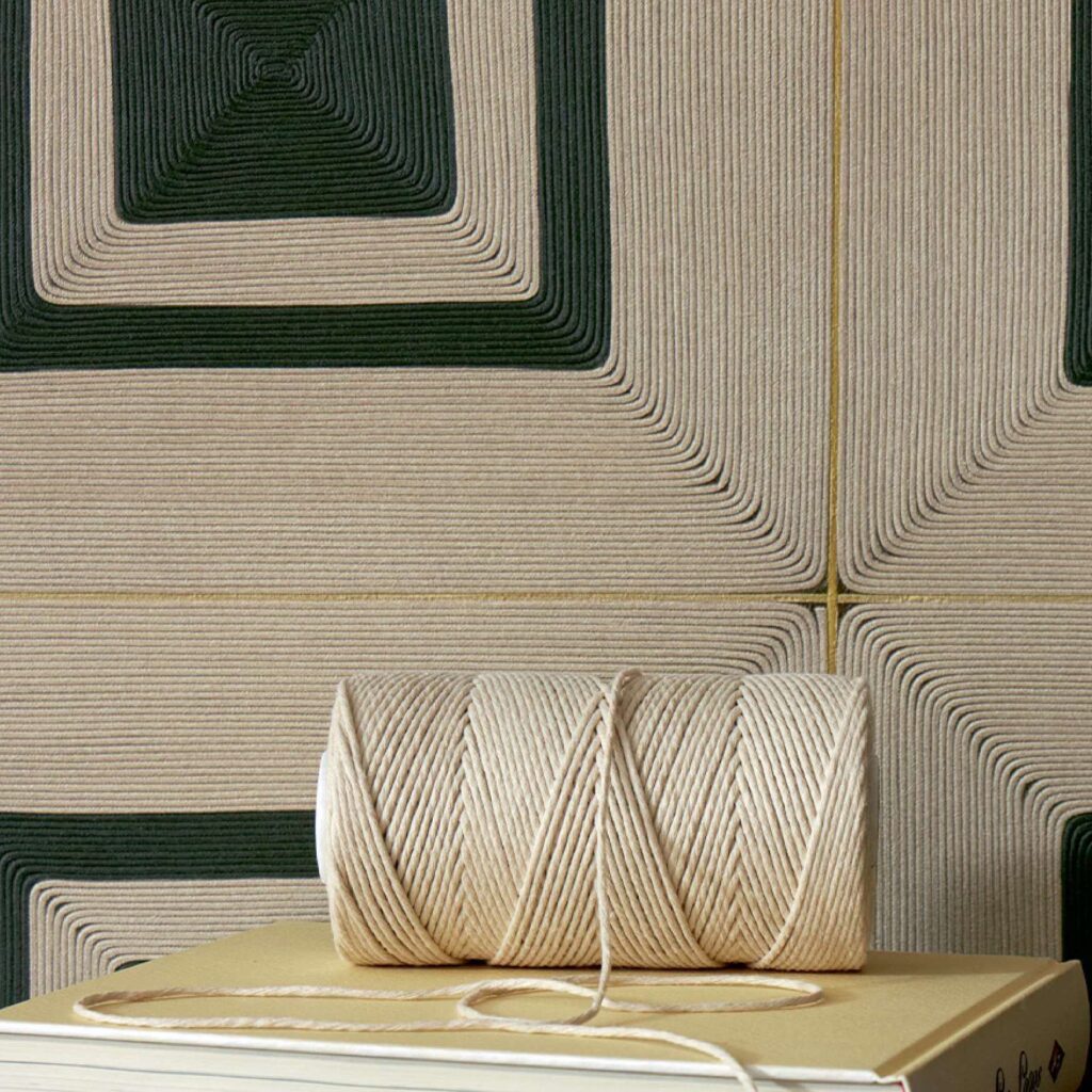 Rol garen op een tafel voor een textielkunstwerk met geometrisch patroon uit de Elitis Cordes Sensibles collectie van Véronique de Soultrait.