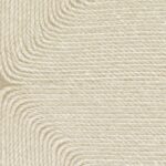 Detail van het Elitis Cordes Sensibles Cocon VP 994 01 behang met een textuur van handgeweven, gebogen koorden in een zacht crèmekleurig patroon.