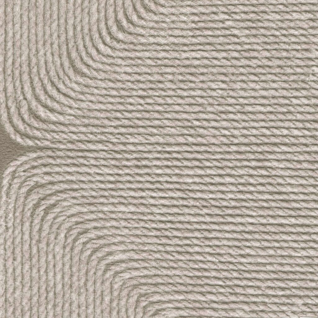 Beige wandbekleding met een reliëfpatroon van gebogen koorden uit de Elitis Cordes Sensibles collectie, ontworpen door Véronique de Soultrait.