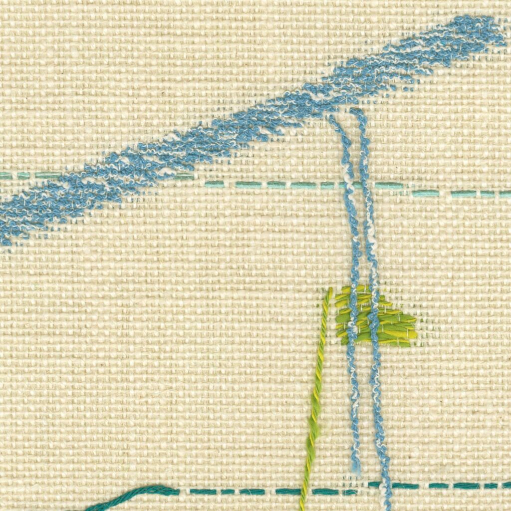 Detailopname van Elitis Excentric Bowie stof JA 002 48 met een abstract borduurpatroon in blauw en groen op een beige achtergrond.