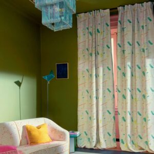 Woonkamer met Elitis Excentric Bowie gordijnen in pasteltinten en kleurrijk retro-interieur.