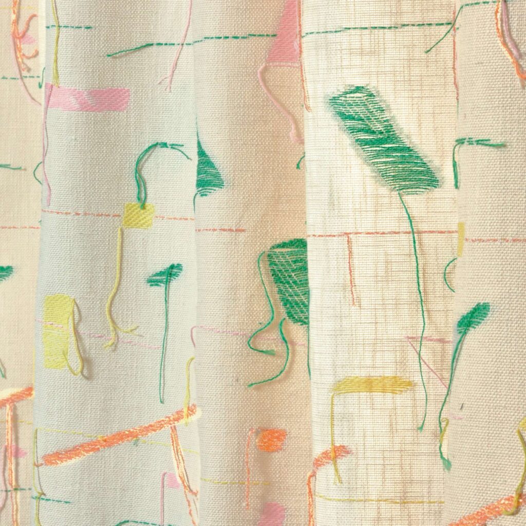 Detail van Elitis Excentric Bowie stof met abstract geborduurd patroon in pastelkleuren op een lichte ondergrond.